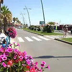 A 100 M Plage,centre,marche, 3ch *