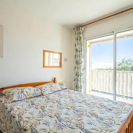 A 100 M Plage,centre,marche, 3ch *