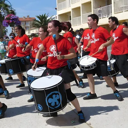 A 100 M Plage,centre,marche, 3ch *